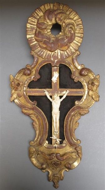 null Christ en croix en os, cadre en bois doré formant bénitier sculpté de rocaille....