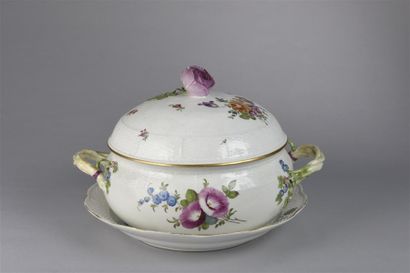 null MEISSEN. Importante soupière en porcelaine blanche à décor polychrome de fleurs...