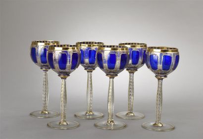 null BOHEME. Suite de six verres à pied à décor de médaillon doublé bleu sur fond...