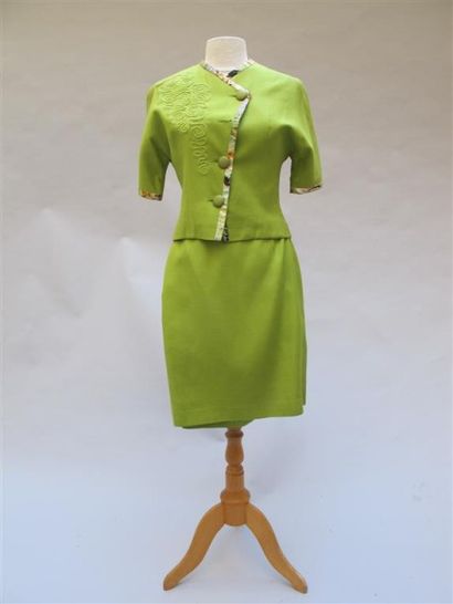 null MISS TORRENTE. Tailleur jupe vert, veste asymétrique bordée de soie multicolore,...