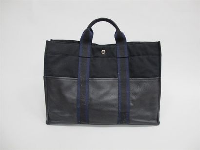 null HERMES. Sac noir et bleu en toile et cuir, modèle "Toto bag", porté main, deux...
