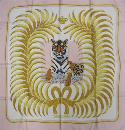 null HERMÈS. Carré en soie doré à fond blanc, bordé de rose à décor d'un Tigre du...