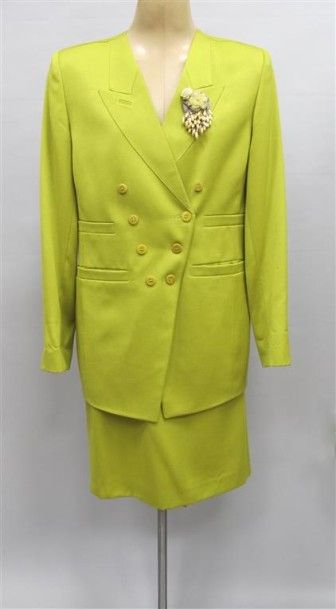 null CHANTAL THOMASS. Tailleur jupe vert en lainage. Blazer long asymétrique, boutonné...