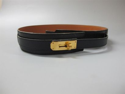 null HERMÈS. Ceinture bleu marine en cuir, modèle "Kelly", taille 75. Boucle dorée....