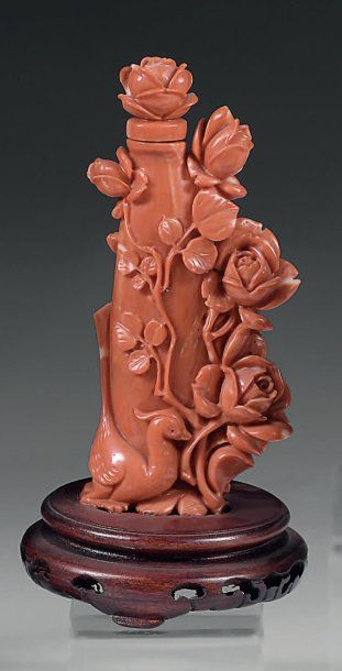 Vase couvert en corail rouge à décor sculpté...