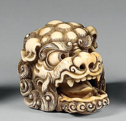 null Netsuke en ivoire à patine jaune, masque de chimère pour le shishimai, la mâchoire...