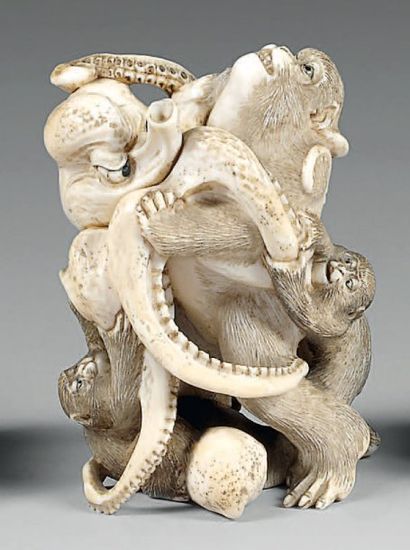 Okimono en ivoire du Japon à patine jaune,...