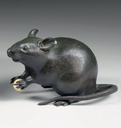 Statuette de rat assis en bronze à patine...