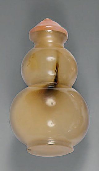 null Flacon tabatière de forme double gourde en agate blonde. H. 5,7 cm. Bouchon...