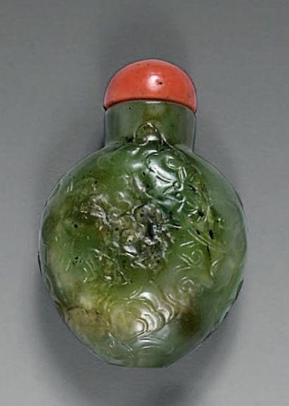 null Flacon tabatière de forme balustre en néphrite verte pomme à décor sculpté en...