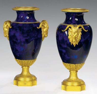 null Grandes paires de vases ovoïdes en porcelaine bleue nuagé de Sèvres, richement...