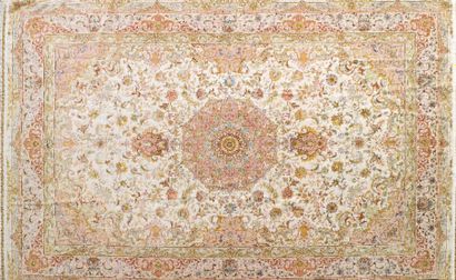 Ispahan Perse récent Le tapis est orné d'une rosace centrale rose à motif floral, prolongé de deux p