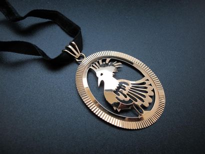 null Pendentif en or jaune 18K (750°/00) ajouré représentant un cajou, oiseau qui...