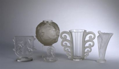 null R.LALIQUE. Vase "Formose" en verrre moulé translucide. Signé en creux R.Lalique....