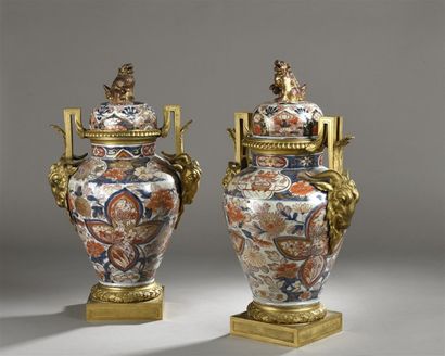 JAPON XIXème siècle Paire de vases couverts...