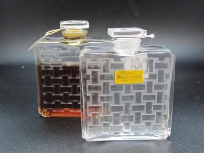 null Houbigant - "Rose" - (1922) - 2 flacons en verre incolore pressé moulé de section...