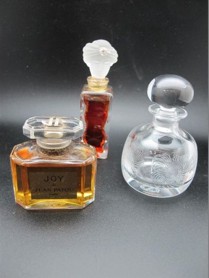null Divers Parfumeurs - (années 1930-1950) lot comprenant le flacon dessiné par...
