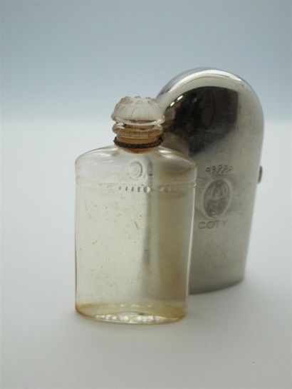 null Coty - (années 1920) Petit flacon de sac en verre incolore pressé moulé présenté...