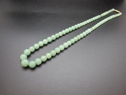 null Collier en chute formé de 71 boules de jade. Long. : 51,5 cm. Poids : 46 g.