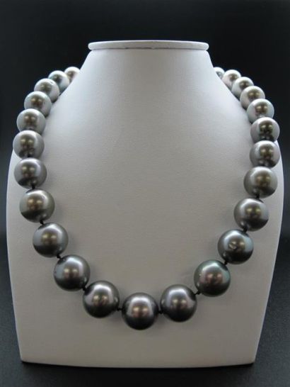 null Elégant collier, composé d'un rang de 30 perles de culture grises de Tahiti...
