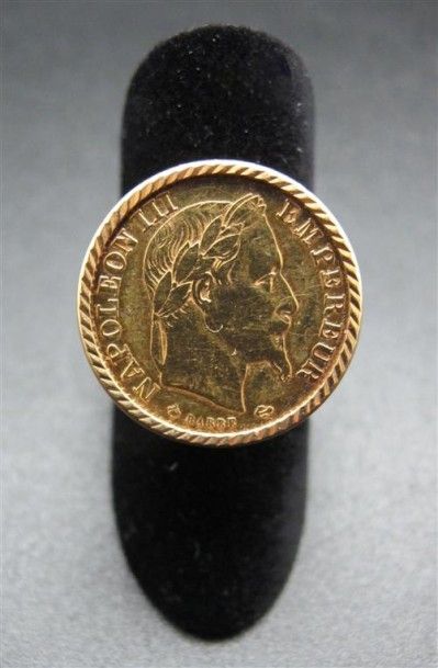 null Bague en or jaune 750°/°° (18k ) ornée d'une monnaie de 10 Francs 1864. TDD...