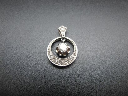 null Pendentif en or gris 750°/°° (18k) orné d'un diamant taille ancienne. Poids...