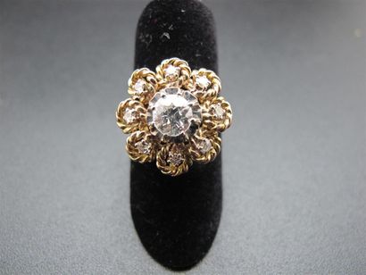 null Bague en or 750°/°° (18k) stylisant une fleur ornée de diamants taille ancienne...