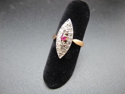 null Bague marquise en or rose et gris 750°/°° (18k) pavée de diamants taillés en...