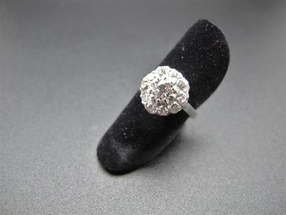 null Bague fleur en or gris 750°/°° (18k), ornée de diamants taille ancienne. Poids...