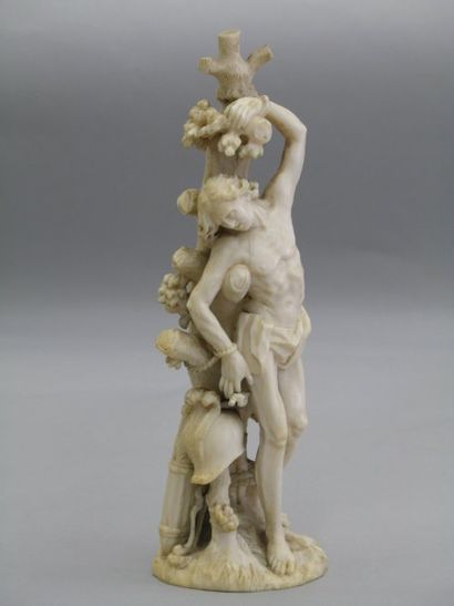 Saint Sébastien en ivoire sculpté en rondebosse....