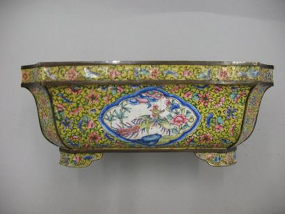 null Jardinière en émail peint à fond jaune, Décor de fleurs. Chine. Ht. : 7.5 cm...