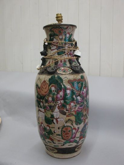 null Vase en grés émaillé monté en lampe, Décor de guerrier. Nankin. Ht. : 60 cm
