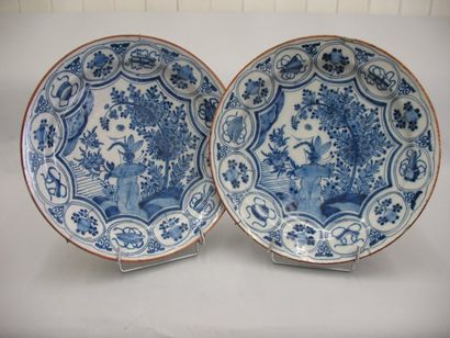 DELFT, Paire de plats ronds en faïence à décor en camaïeu de bleu de fleurs stylisées...