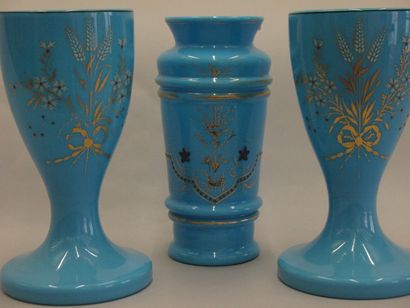 null Deux calices et un vase en opaline bleue à décor peint et rehauts d'or. Fin...