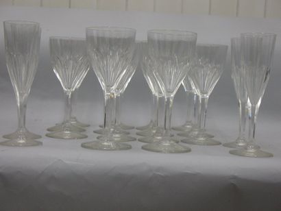 Baccarat, service en cristal modèle Harcourt, Six flûtes, onze verres à eau et douze...