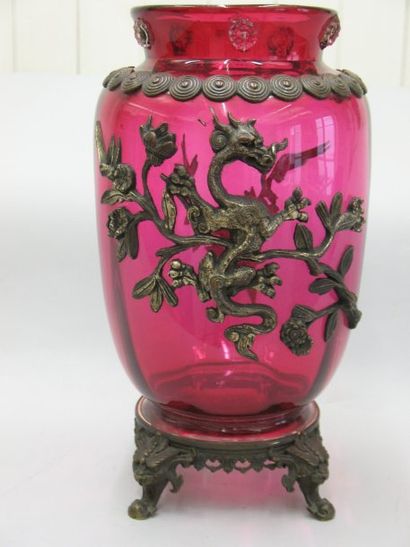 null Vase en verre soufflé rouge, Décor de dragon appliqué en métal. Ht. : 36 cm