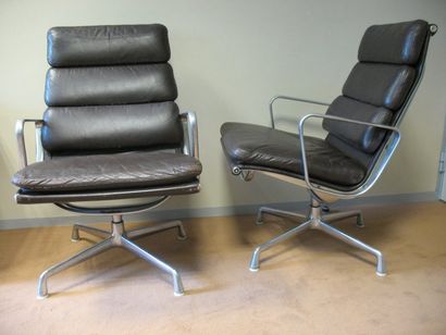 Charles et Ray EAMES Deux fauteuils série "Soft Pad Chair" en cuir marron (usures)...