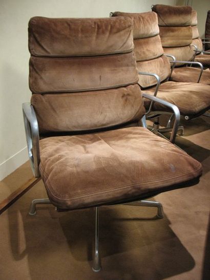 Charles et Ray Eames Quatre fauteuils série "Soft Pad Chair" en nubuck marron glacé...