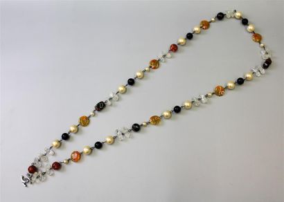 null CHANEL, collection Automne 1996. Sautoir en perles noires, blanches et verre...