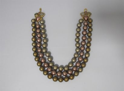 null CHANEL. Collier vintage de perles trois rangs kaki, bronze et rosées, fermoir...