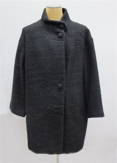 null PRADA. Manteau noir en laine, col montant, deux poches plaquées, trois boutons...