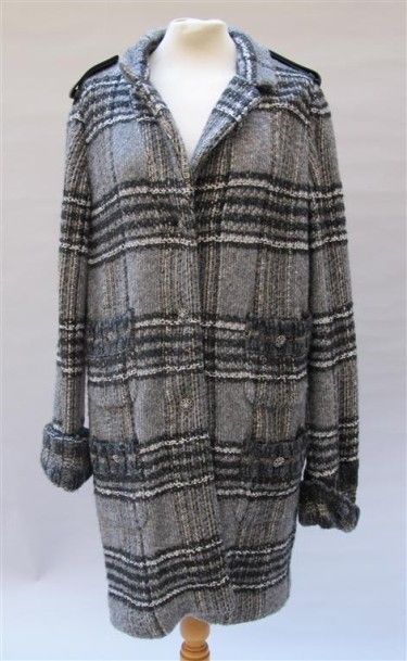 null CHANEL, Collection Automne 2008. Manteau gris chiné en lainage à motif à carreaux,...