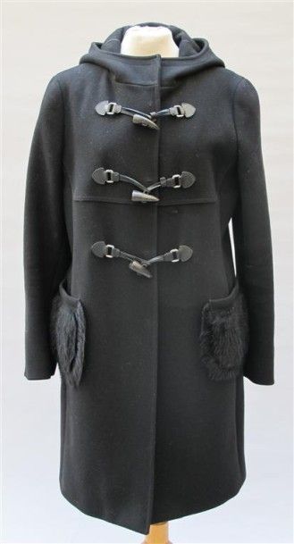 null PRADA. Duffle-coat noir en lainage, deux poches plaquées sur le devant recouvertes...