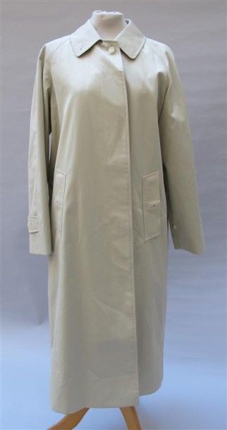 null BURBERRY. Trench-coat beige en coton, forme droite, deux poches biseautées plaquées....