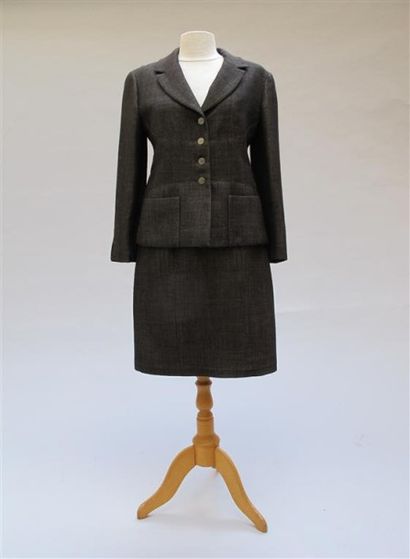 null CHANEL, collection Automne 1999. Tailleur jupe marron en lainage, veste boutonnée,...