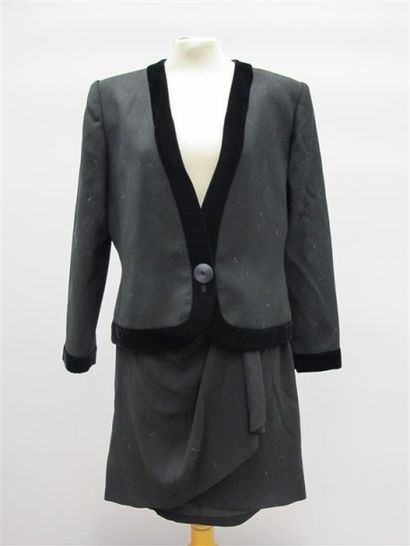 null YVES SAINT LAURENT Variation. Tailleur jupe noir en crèpe, veste bordée de panne...