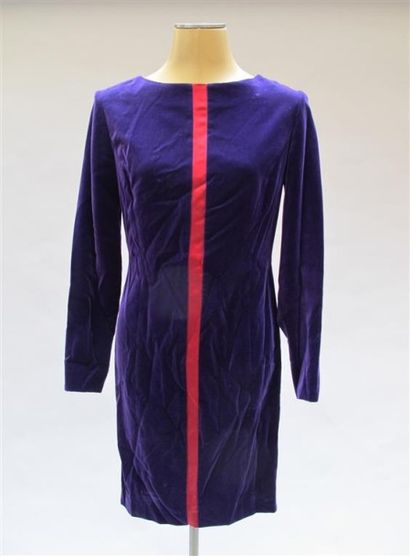 null YVES SAINT LAURENT Variation. Robe à manches longues en velours mauve, poignets...