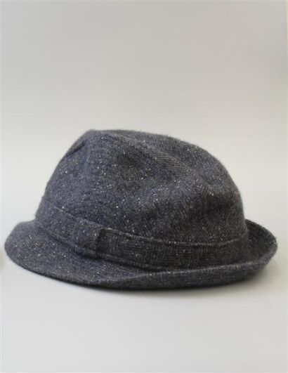 null MOTSCH POUR HERMÈS. Chapeau en cachemire, bleu chiné, taille 60. (Bon état)...