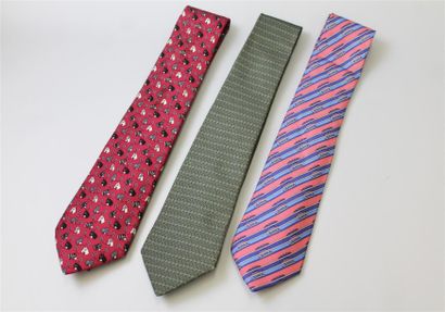null HERMÈS. Trois cravates dont l'une grise à motifs d'anneaux entrelacés verts...