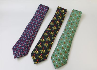 null HERMÈS. Ensemble de trois cravates en soie, l'une verte à motifs de coqs, soleils...
